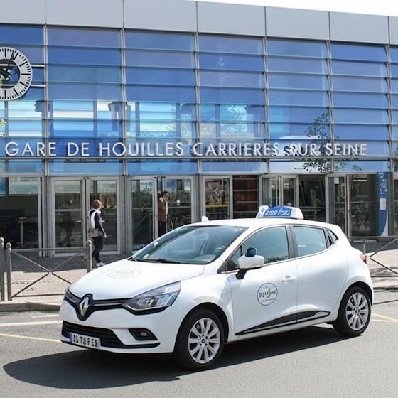 Permis de conduire à houilles devant la gare